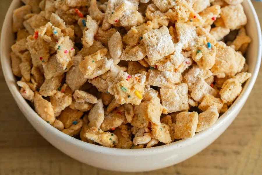 **Postre de Muddy Buddies para Cumpleaños: Una Delicia Fácil y Colorida**