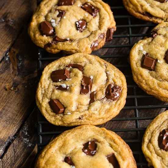 Secretos para unas Galletas de Chips de Chocolate Perfectas: El Poder del Mantequilla Dorada